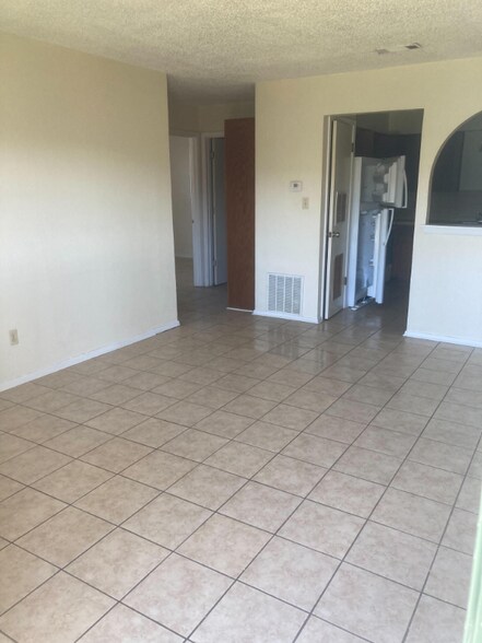 Building Photo - 505 Hackberry St