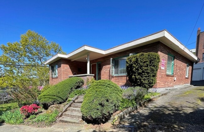 Primary Photo - Hamlin House Tri Plex