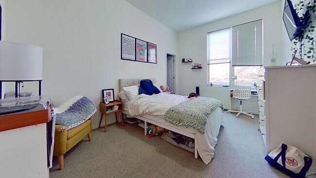 Building Photo - Third Floor Lincoln Park 3 Bed 2 Bath