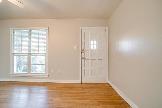 Building Photo - One Side of Great Duplex Near TCU- 1 Bed, ...