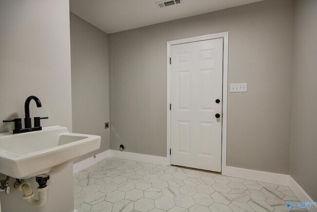 Building Photo - 205 Jarrett Ln