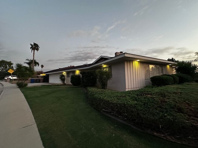 Building Photo - HOUSE