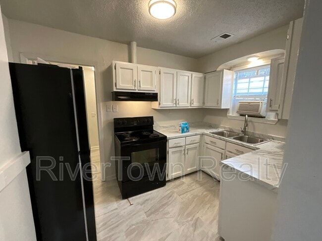 Building Photo - 2677 Larose Ave
