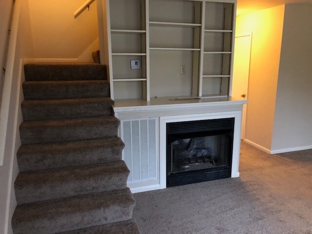 Building Photo - 1527 Graybar Ln