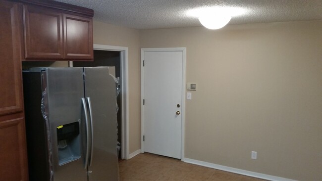 Building Photo - Large 5 Bedroom Nall Hills Home