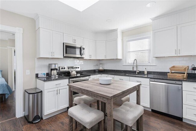 Primary Photo - 845 Main St