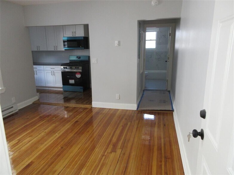 Livingroom - 949 E 213th St