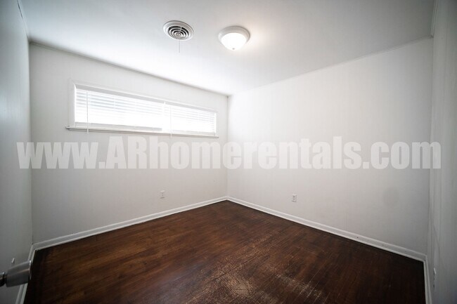 Building Photo - Centrally Located Home!