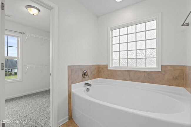 Building Photo - 207 Riverstone Ct