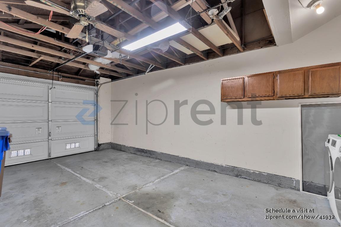 Building Photo - 527 Bustos Pl