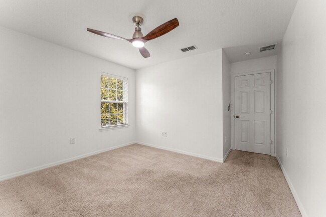 Building Photo - Spacious 3-Bed, 2.5 Bath End Unit Townhome in Windermere with 2 Car Garage!