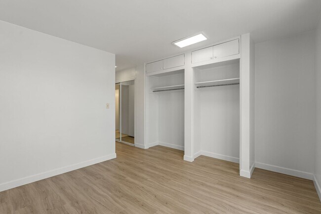 Building Photo - The Barclay 2bd/2ba/1pkg