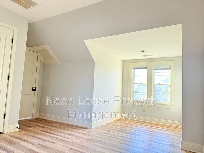 Building Photo - 139 NW Front St