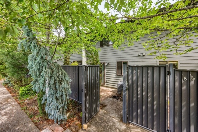 Building Photo - Renovated two bedroom townhouse near downt...