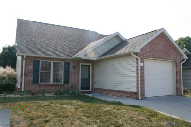 Building Photo - Charming 3-Bedroom End Unit Townhouse in B...