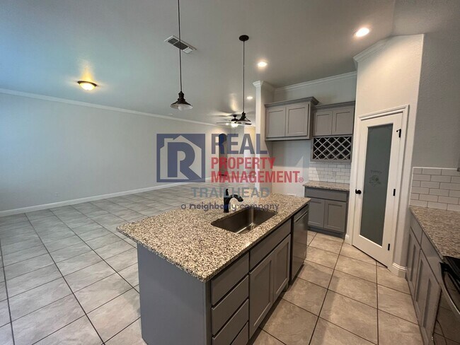 Building Photo - Amazing 3 Bed 2 Bath Home in Gated Lakesid...