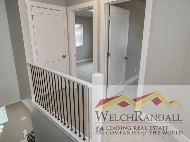 Building Photo - Beautiful 3 Bed 2.5 Bath Townhome in West ...