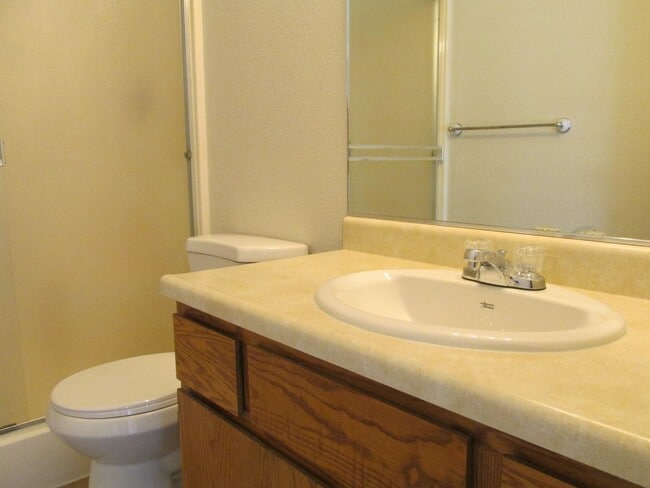 Building Photo - THREE BEDROOM TWO BATH DUPLEX FOR RENT