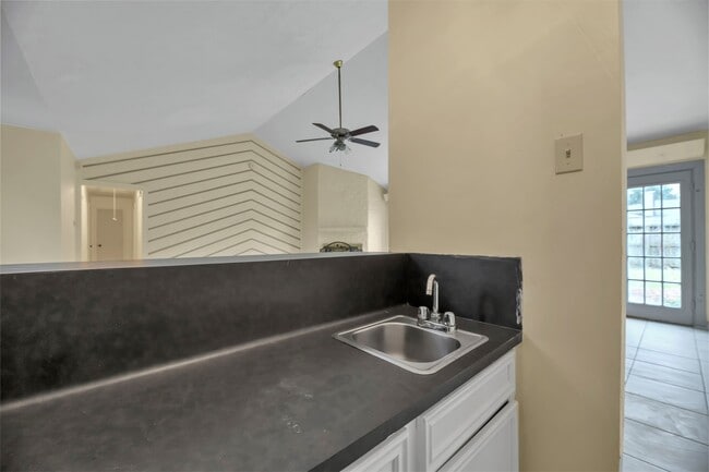 Building Photo - 9842 Pinehurst St