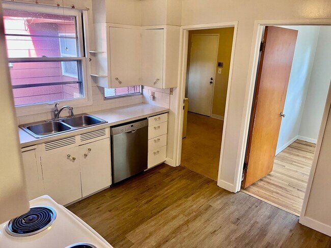 Building Photo - Super Cool Duplex Unit with One Car Garage