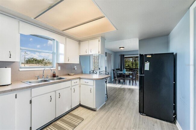 Building Photo - 208 S Canal St