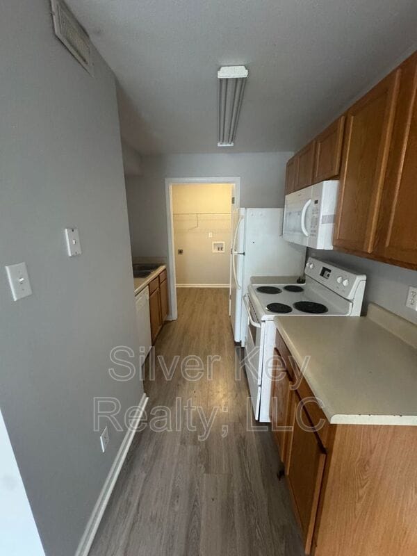 Building Photo - 220 Willow Creek Drive