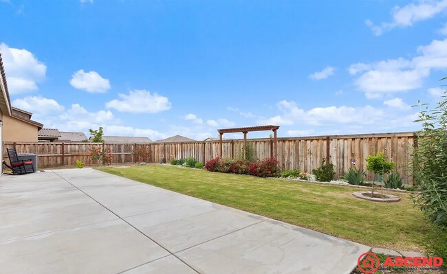 Building Photo - Spacious 3BD/2BA Home in Bakersfield's 93313 — Fully Equipped, Garage & Small Pets Welcome!