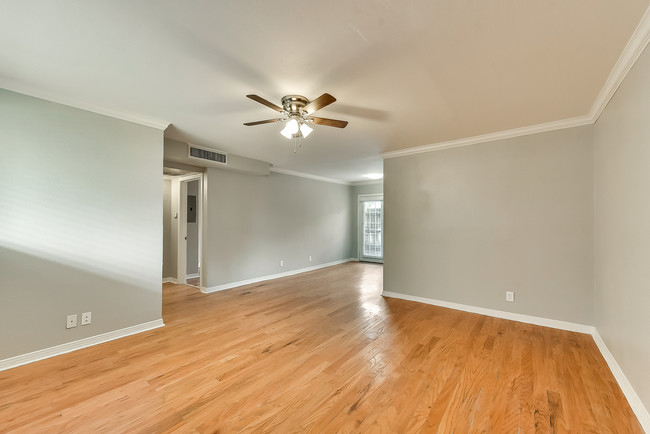 Large Living Area - 4603 Junius St