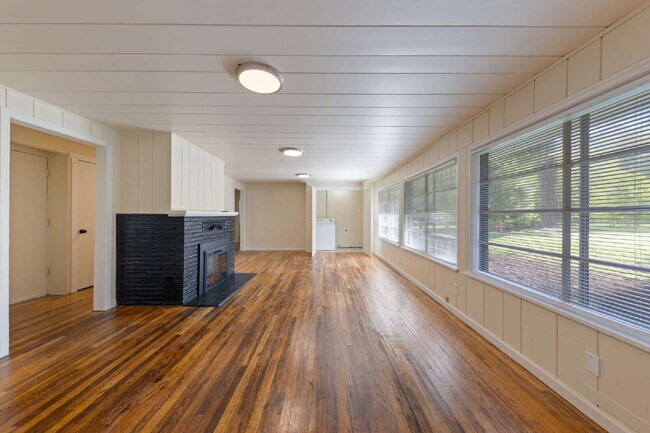 Building Photo - Updated 3 bedroom duplex