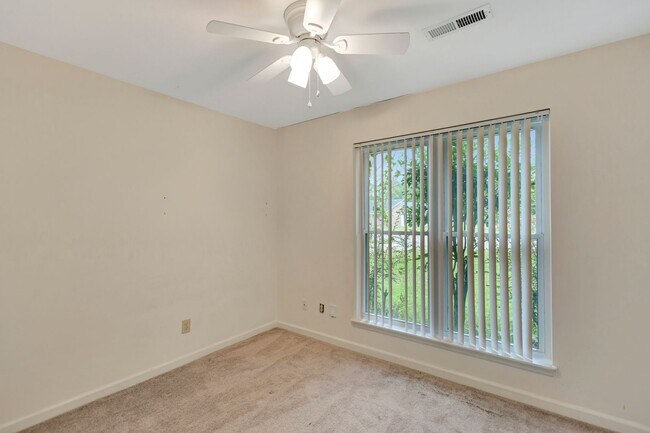 Building Photo - Charming Single-Story Home with Huge Backy...
