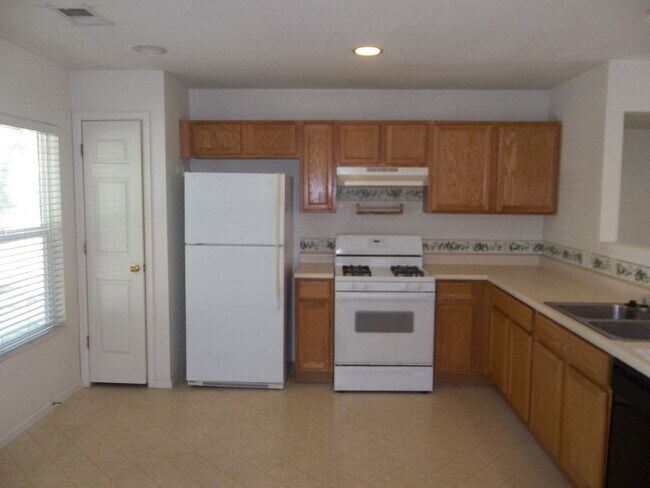 Building Photo - Bright and Inviting 3 Bedroom Home Near Everything Fort Collins Has to Offer