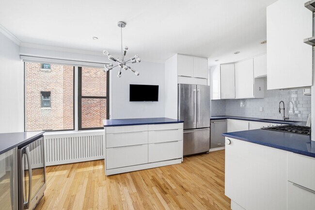Building Photo - 400 W 58th St
