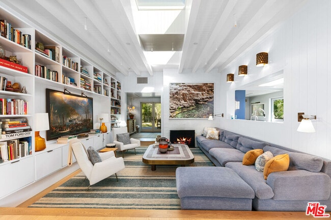 Building Photo - 7038 Dume Dr