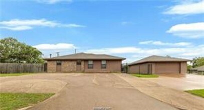 Building Photo - Spacious 4 Bedroom! Close to campus!