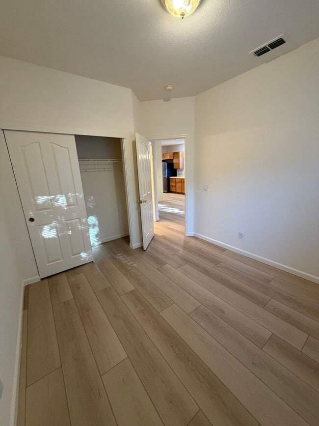 Building Photo - 549 Cascade Dr