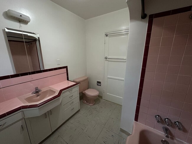 Building Photo - 3 Bed, 2 Bath Home in Lake Balboa
