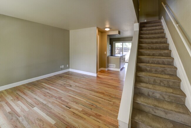 Building Photo - Updated 3 Bed 2.5 Bath North Boulder Townhome!