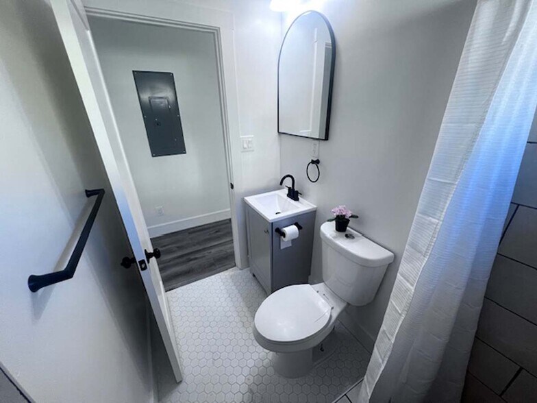 Building Photo - 720 37th St