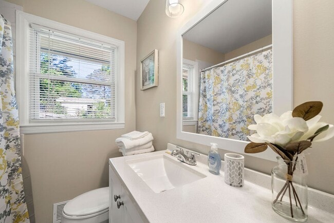 Building Photo - 6030 Wedgewood Dr SW