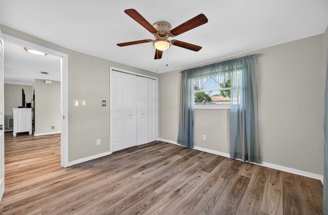 Building Photo - 7213 Isle Dr