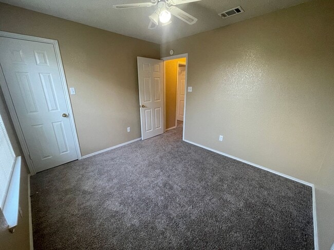 Building Photo - 5006 Glenoak Dr