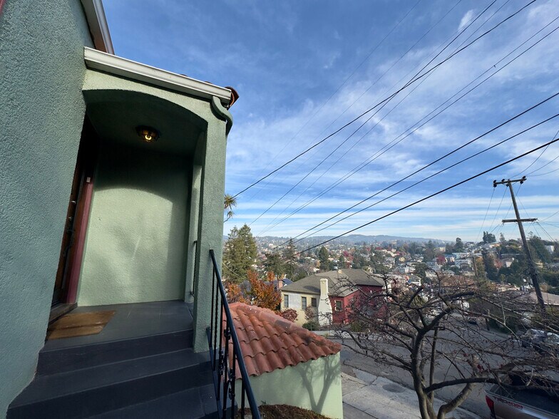 Building Photo - 645 Jean St