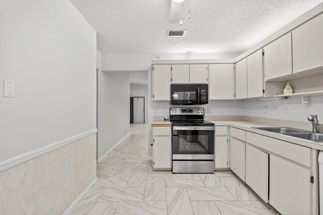 Building Photo - 8019 SE Villa Cir