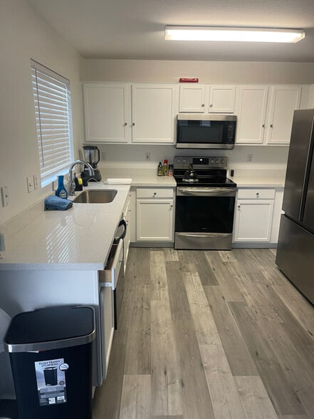 Building Photo - 1367 E 10th Pl