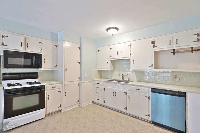 Building Photo - 3 bed/1.5 bath, 2 living home