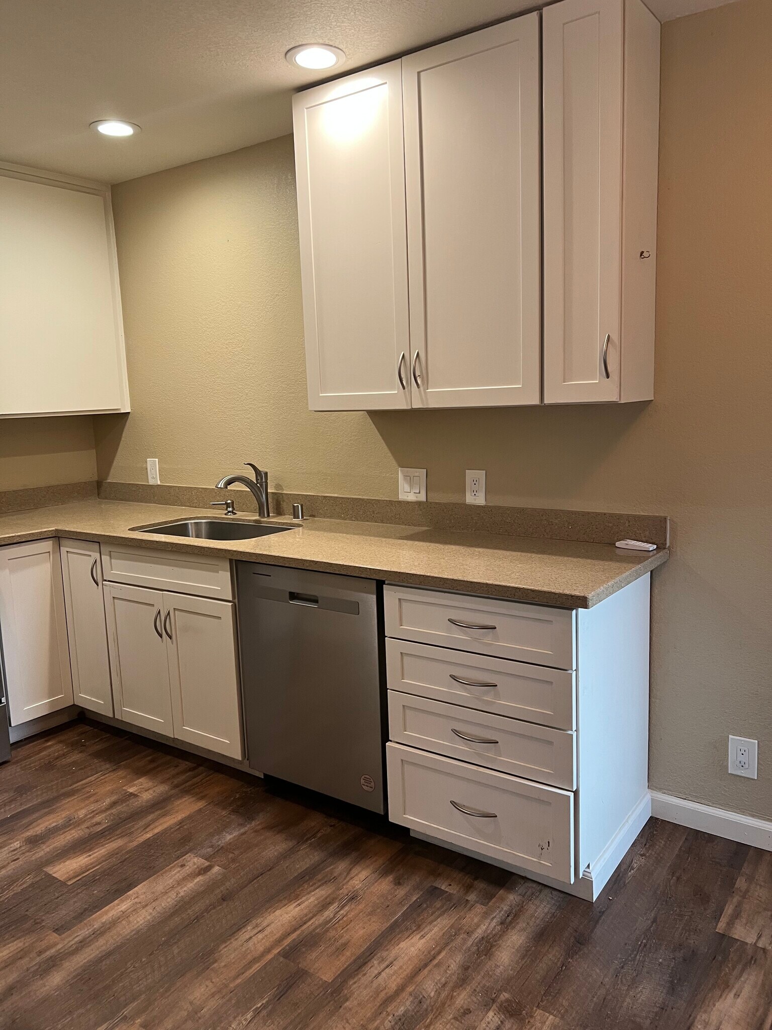 kitchen sink/dishwasher - 5287 Snow Dr