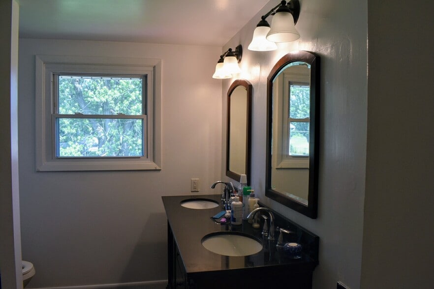 Building Photo - 220 OHIO ST