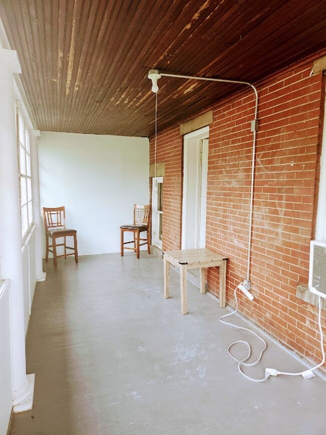Building Photo - 233 E Pitt St