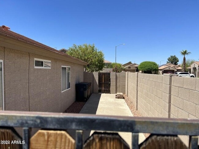 Building Photo - 7922 W Ross Ave
