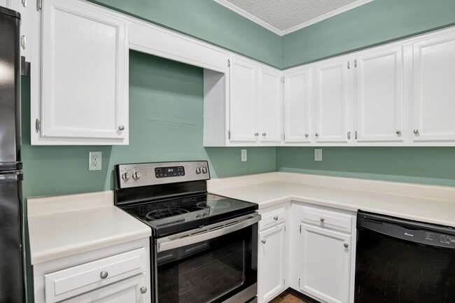 Building Photo - 5900 Grelot Rd